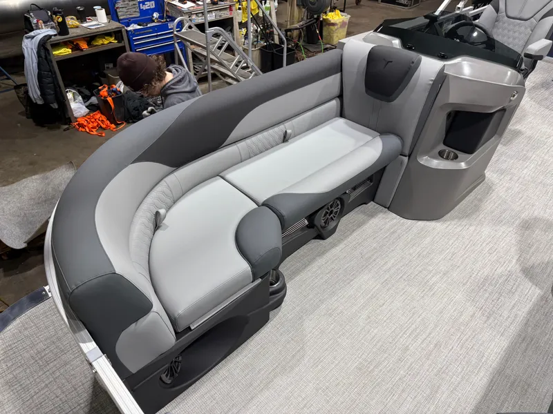 Slide: The Image of Tahoe LTZ 2185 Cruise Pontoon & Honda 4-Stroke EFI 2026 - 7
