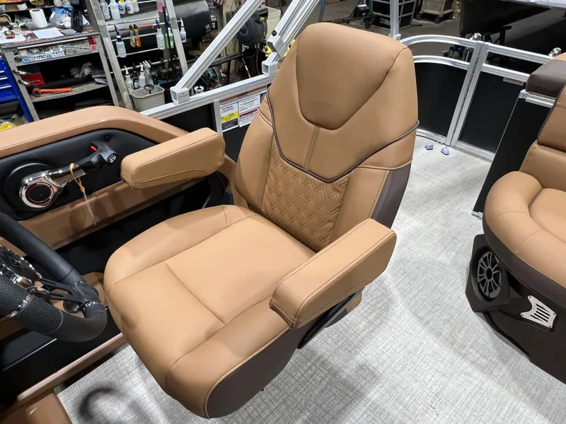 Slide: The Image of Tahoe LTZ 1985 Cruise Pontoon & Honda 4-Stroke EFI 2026 - 10