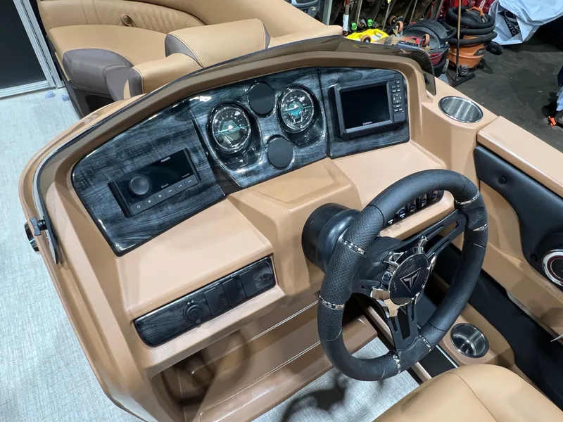 Slide: The Image of Tahoe LTZ 1985 Cruise Pontoon & Honda 4-Stroke EFI 2026 - 11