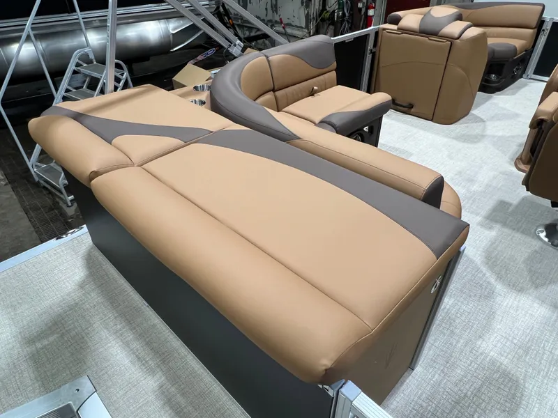 Slide: The Image of Tahoe LTZ 1985 Cruise Pontoon & Honda 4-Stroke EFI 2026 - 14