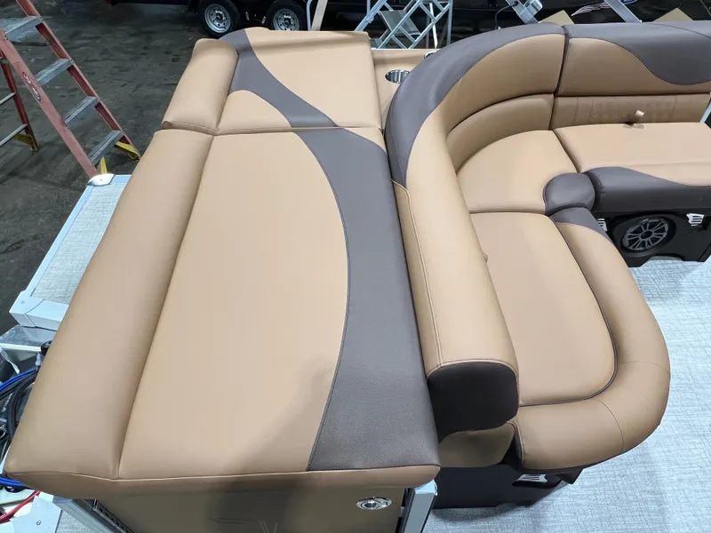 Slide: The Image of Tahoe LTZ 1985 Cruise Pontoon & Honda 4-Stroke EFI 2026 - 15