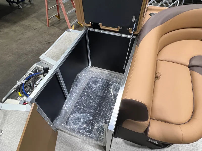 Slide: The Image of Tahoe LTZ 1985 Cruise Pontoon & Honda 4-Stroke EFI 2026 - 16