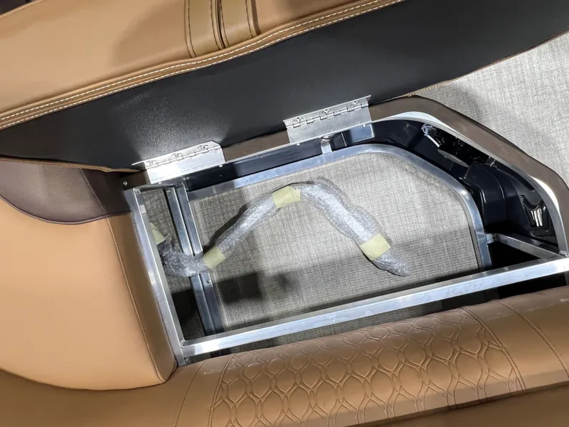 Slide: The Image of Tahoe LTZ 1985 Cruise Pontoon & Honda 4-Stroke EFI 2026 - 20