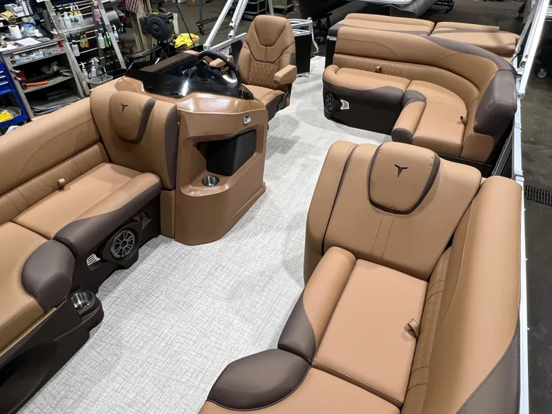 Slide: The Image of Tahoe LTZ 1985 Cruise Pontoon & Honda 4-Stroke EFI 2026 - 21