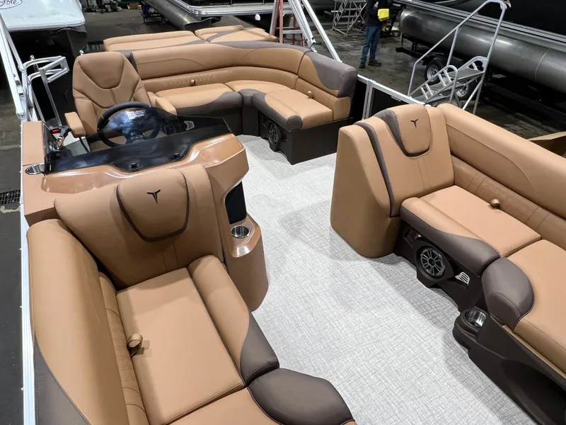 Slide: The Image of Tahoe LTZ 1985 Cruise Pontoon & Honda 4-Stroke EFI 2026 - 22