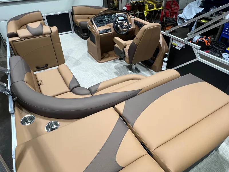 Slide: The Image of Tahoe LTZ 1985 Cruise Pontoon & Honda 4-Stroke EFI 2026 - 23