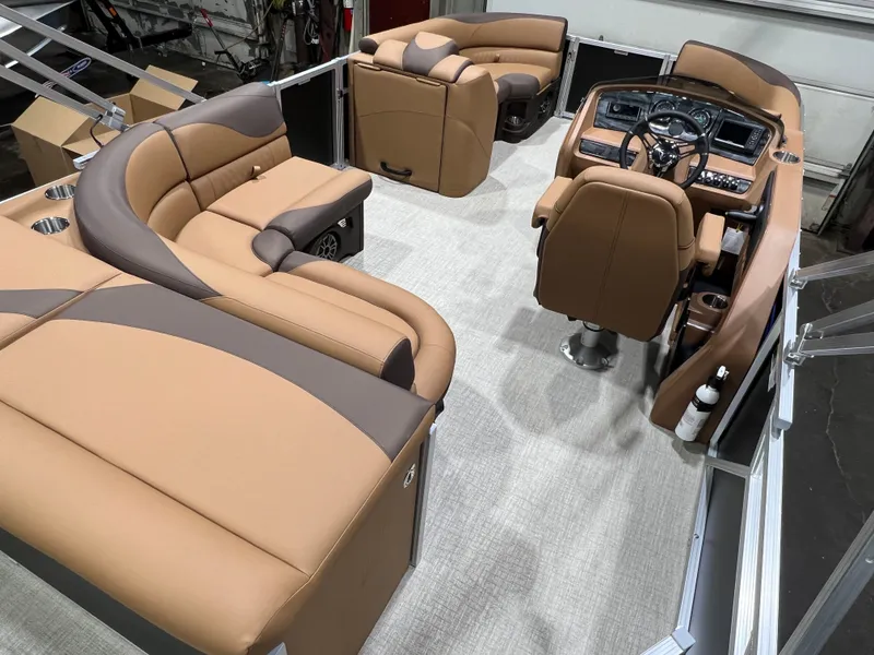 Slide: The Image of Tahoe LTZ 1985 Cruise Pontoon & Honda 4-Stroke EFI 2026 - 24
