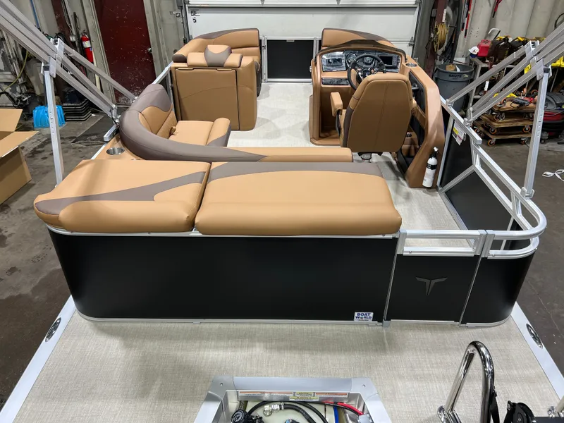 Slide: The Image of Tahoe LTZ 1985 Cruise Pontoon & Honda 4-Stroke EFI 2026 - 25