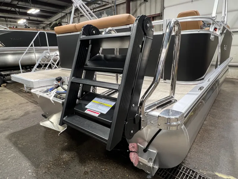 Slide: The Image of Tahoe LTZ 1985 Cruise Pontoon & Honda 4-Stroke EFI 2026 - 27