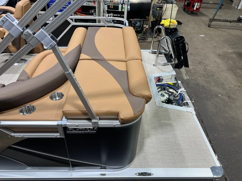 Slide: The Image of Tahoe LTZ 1985 Cruise Pontoon & Honda 4-Stroke EFI 2026 - 4