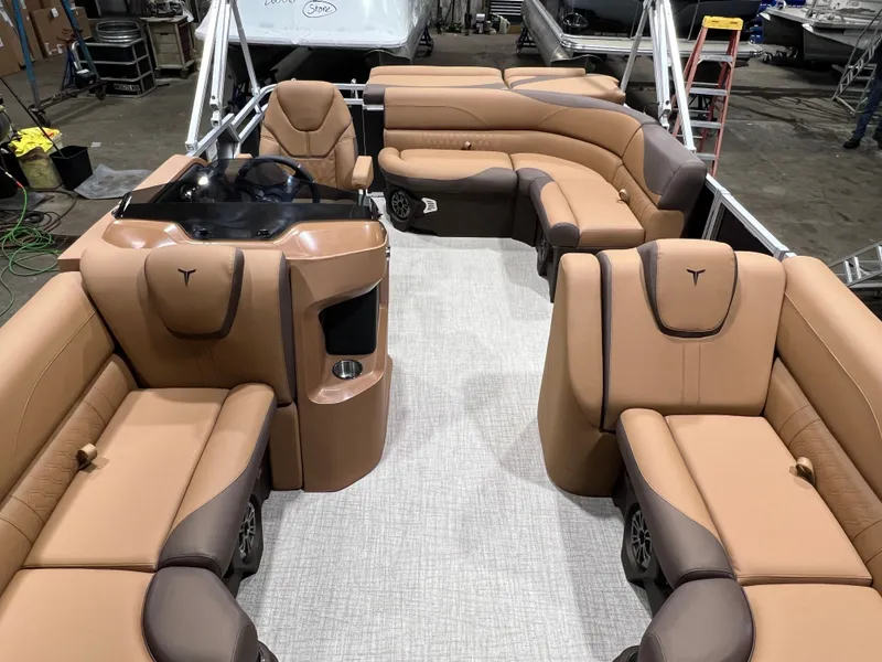 Slide: The Image of Tahoe LTZ 1985 Cruise Pontoon & Honda 4-Stroke EFI 2026 - 5