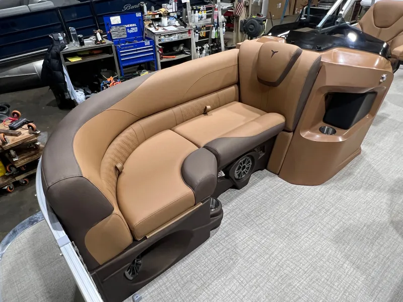 Slide: The Image of Tahoe LTZ 1985 Cruise Pontoon & Honda 4-Stroke EFI 2026 - 6