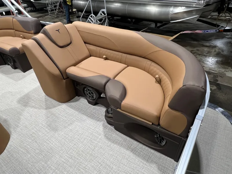 Slide: The Image of Tahoe LTZ 1985 Cruise Pontoon & Honda 4-Stroke EFI 2026 - 7