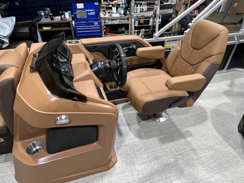 Slide: The Image of Tahoe LTZ 1985 Cruise Pontoon & Honda 4-Stroke EFI 2026 - 9