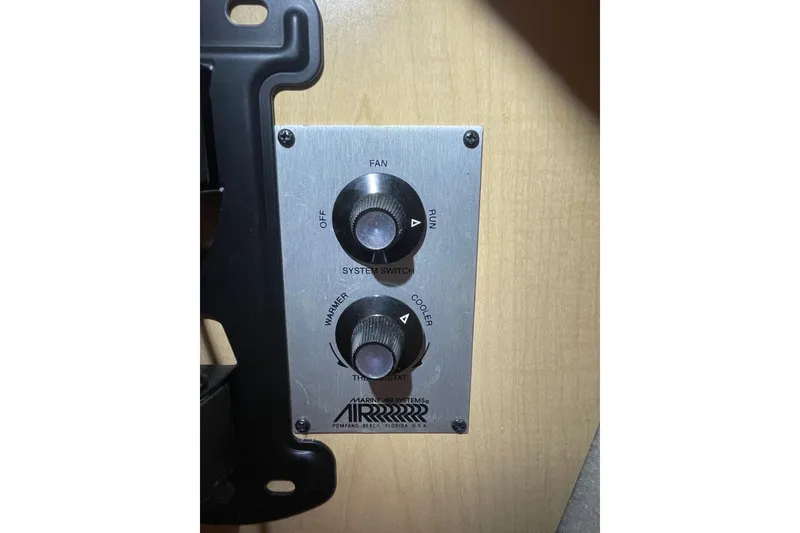 Slide: The Image of Control panel of a 2000 Bayliner 2655 Ciera Sunbridge boat. - 12