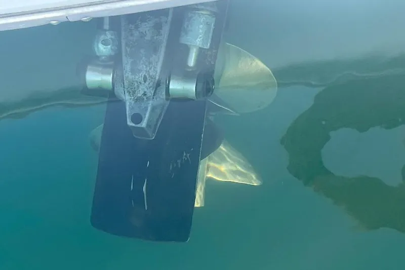 Slide: The Image of Underwater view of Bayliner 2655 Ciera Sunbridge propeller, 2000 model. - 15