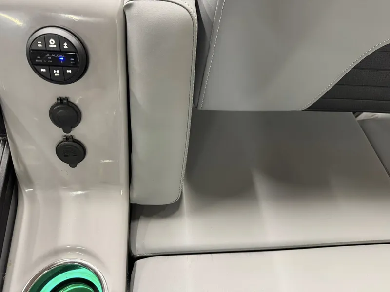 Slide: The Image of Harris Solstice DC 250 SLDH 2025 - 6