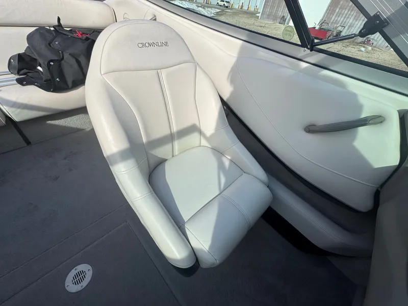 Slide: The Image of Crownline Boats 225 BR 2000 - 11