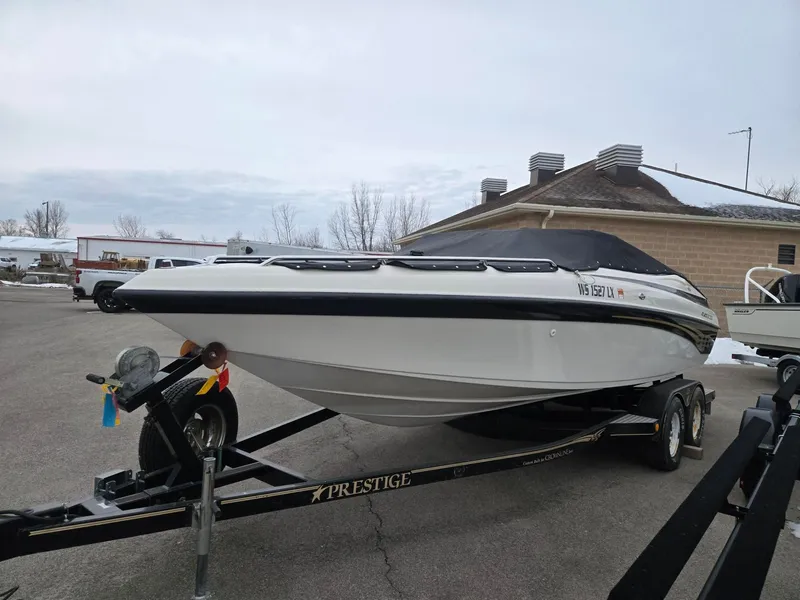 Slide: The Image of Crownline Boats 225 BR 2000 - 2