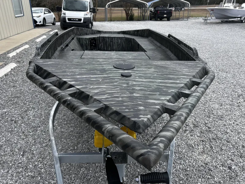 Slide: The Image of Edge Boats HSPD Series 1656DB 2026 - 7