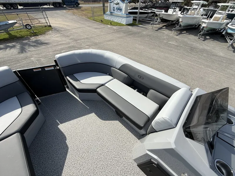 Slide: The Image of Veranda Vista View Series 20RC TRITOON 2026 - 12