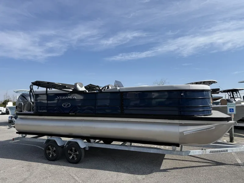 The Image of Veranda Vista View Series 22RC-TRITOON-150HP 2026 - 1