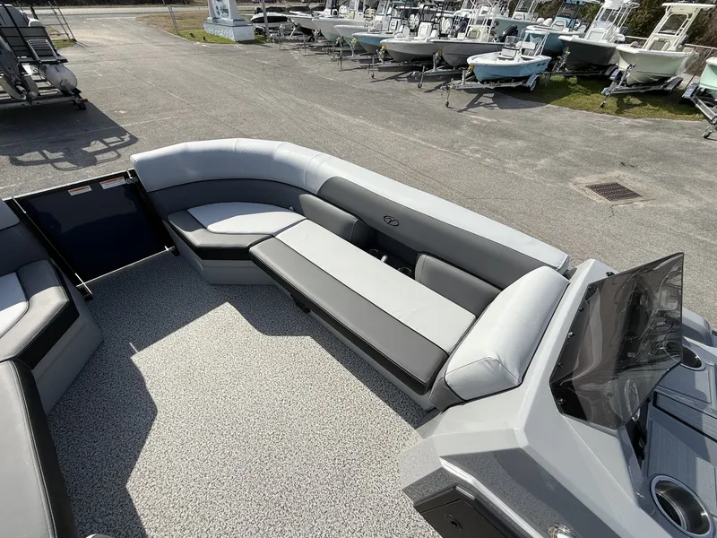 Slide: The Image of Veranda Vista View Series 22RC-TRITOON-150HP 2026 - 11