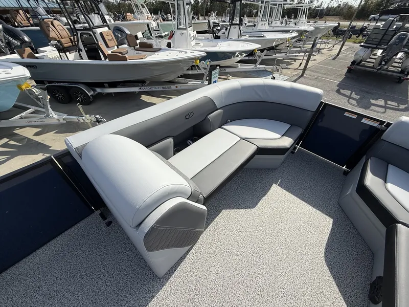 Slide: The Image of Veranda Vista View Series 22RC TRITOON 2026 - 12