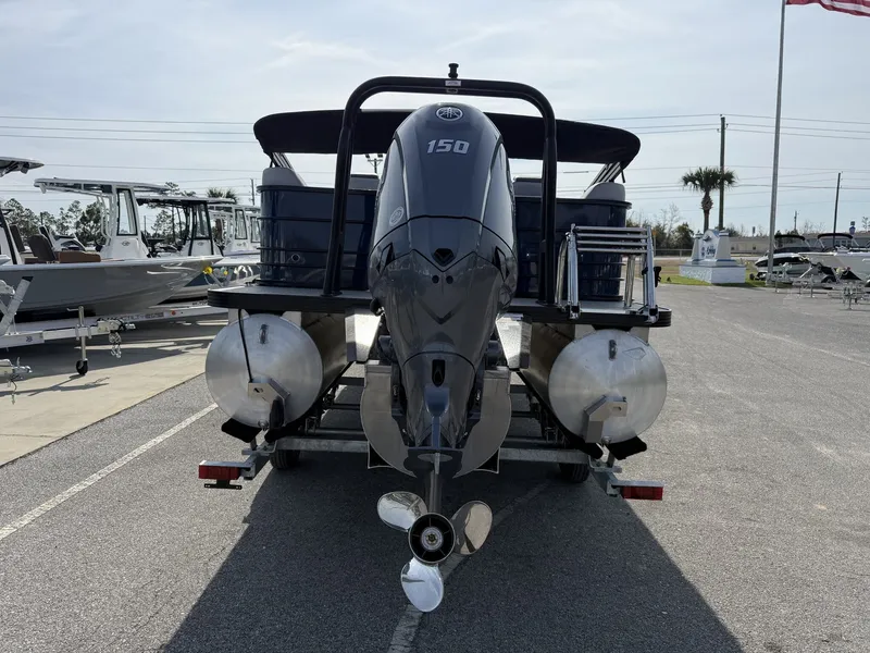 Slide: The Image of Veranda Vista View Series 22RC TRITOON 2026 - 3