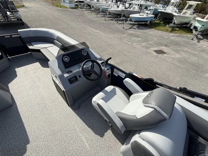 Slide: The Image of Veranda Vista View Series 22RC TRITOON 2026 - 4