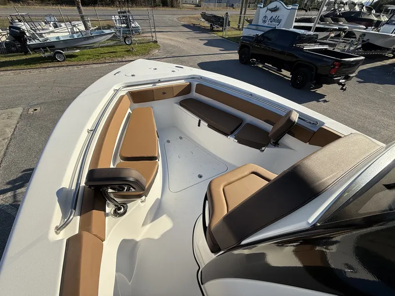 Slide: The Image of Sea Pro 242 242 DLX 2026 - 5