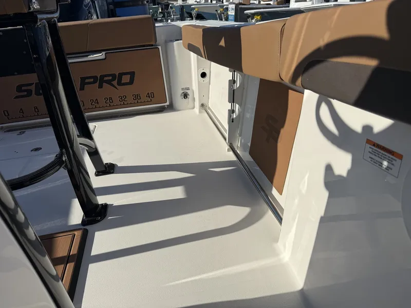 Slide: The Image of Sea Pro 242 242 DLX 2026 - 9