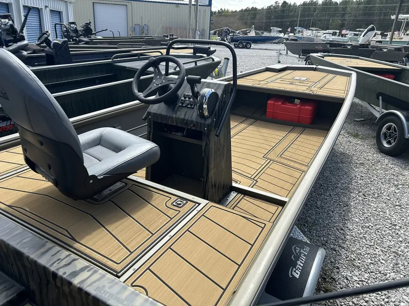 Slide: The Image of Gator-Tail Extreme Series 20x60 CC 2026 - 3