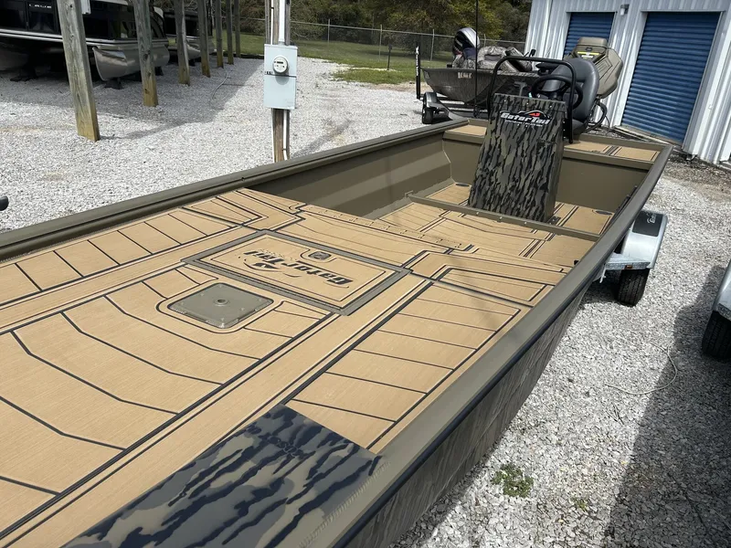 Slide: The Image of Gator-Tail Extreme Series 20x60 CC 2026 - 5