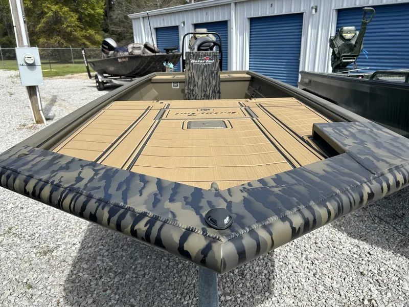 Slide: The Image of Gator-Tail Extreme Series 20x60 CC 2026 - 6