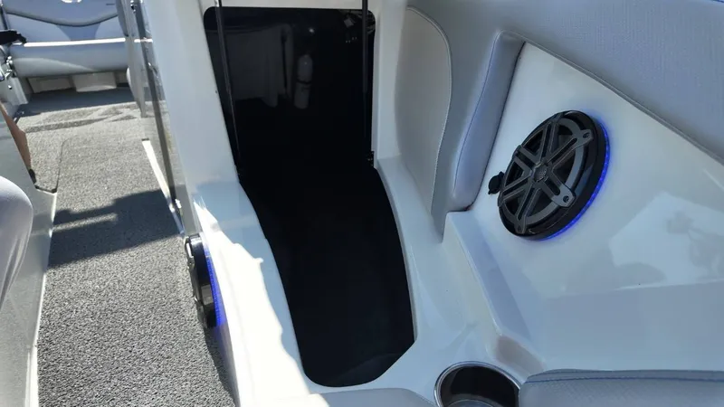 Slide: The Image of MasterCraft XT23 2017 - 18