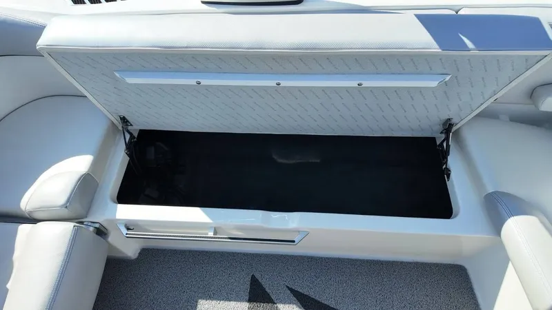 Slide: The Image of MasterCraft XT23 2017 - 48