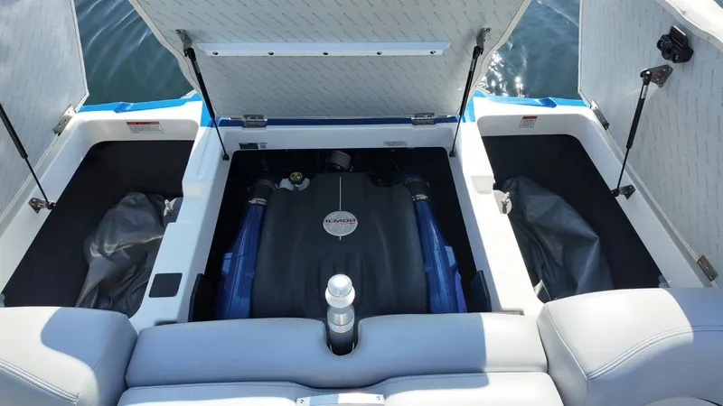 Slide: The Image of MasterCraft XT23 2017 - 61