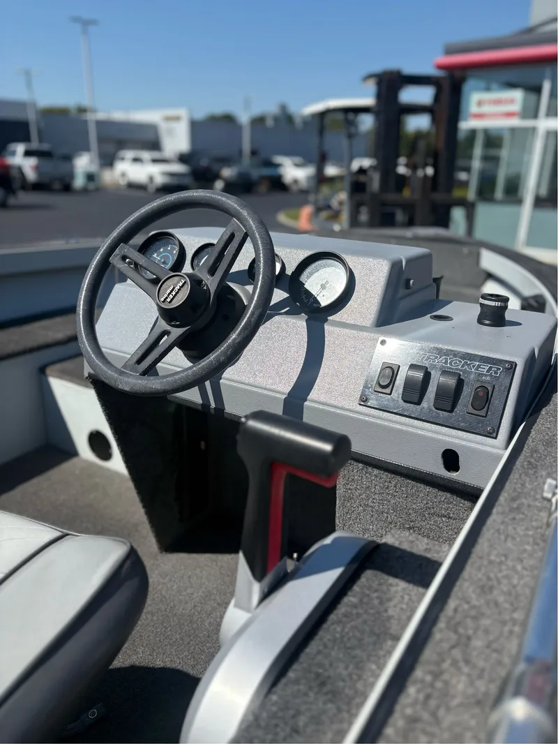 Slide: The Image of Tracker Pro Deep V-16 1993 - 10