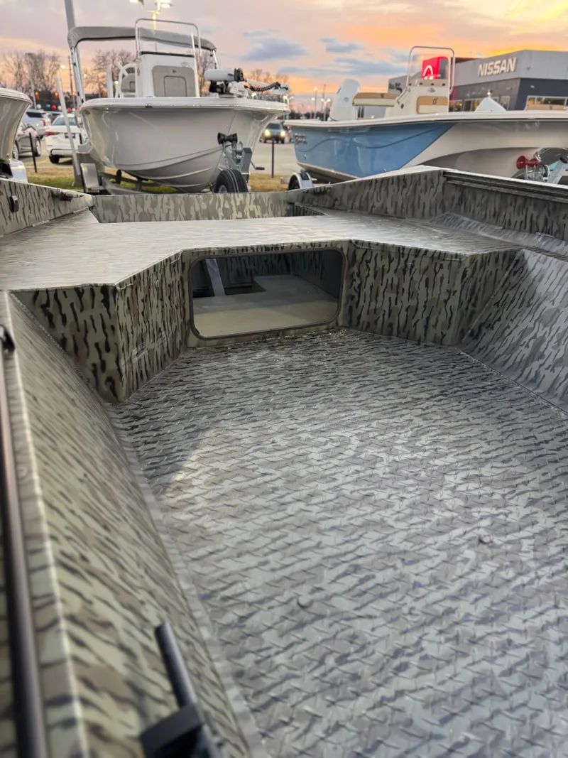 Slide: The Image of Edge Boats 656 SPORTSMAN 2026 - 5