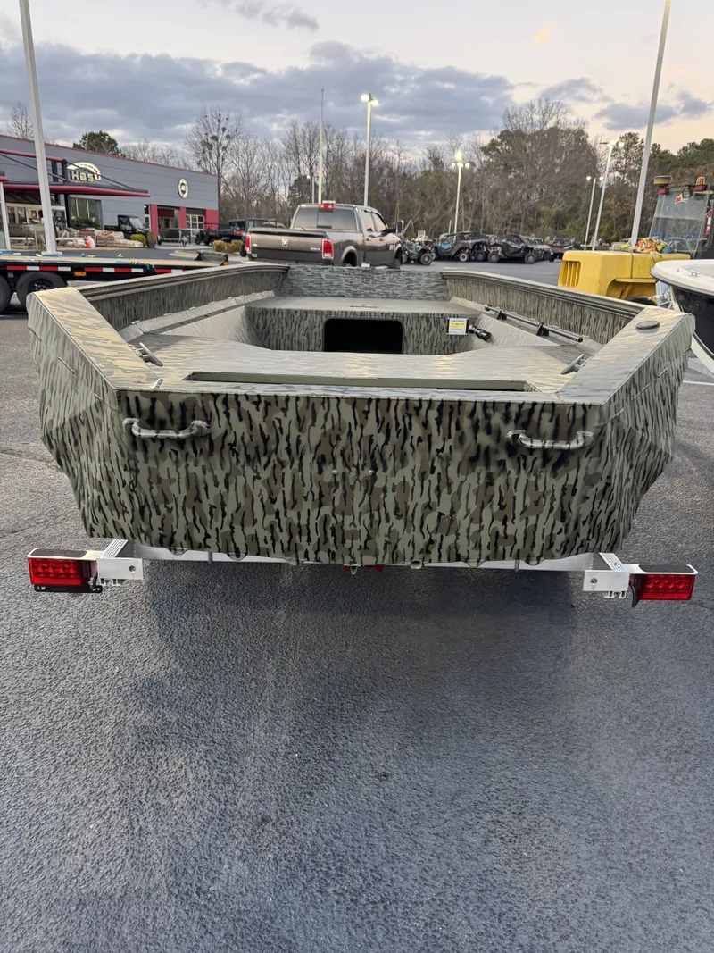 Slide: The Image of Edge Boats 656 SPORTSMAN 2026 - 8