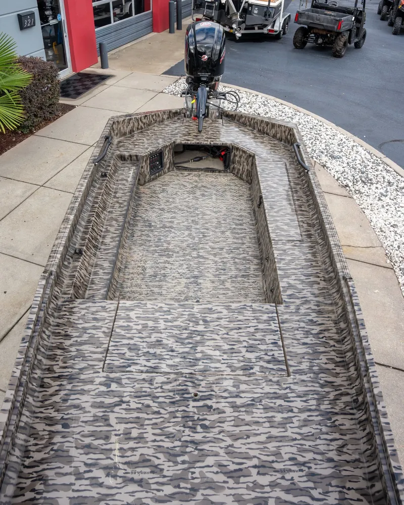 Slide: The Image of Edge Boats 756 DB 2025 - 8