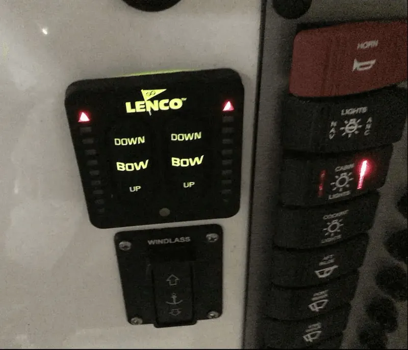 Slide: The Image of Parker Marine 2320 SL Sport Cabin 2021 - 11