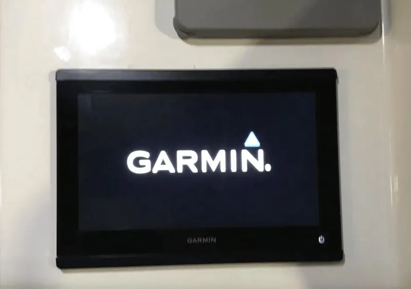 Slide: The Image of Parker Marine 2320 SL Sport Cabin 2021 - 13