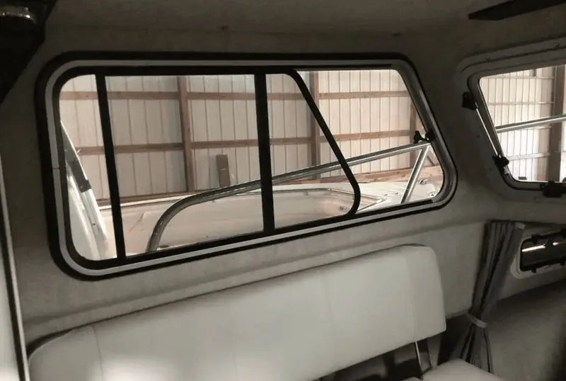 Slide: The Image of Parker Marine 2320 SL Sport Cabin 2021 - 19