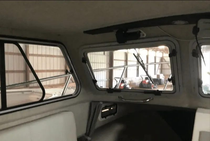 Slide: The Image of Parker Marine 2320 SL Sport Cabin 2021 - 20