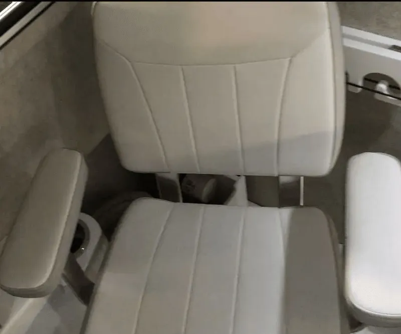 Slide: The Image of Parker Marine 2320 SL Sport Cabin 2021 - 21