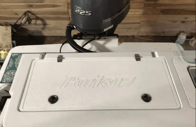 Slide: The Image of Parker Marine 2320 SL Sport Cabin 2021 - 30