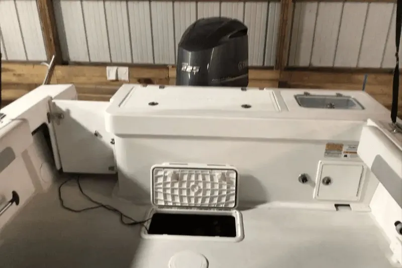 Slide: The Image of Parker Marine 2320 SL Sport Cabin 2021 - 32