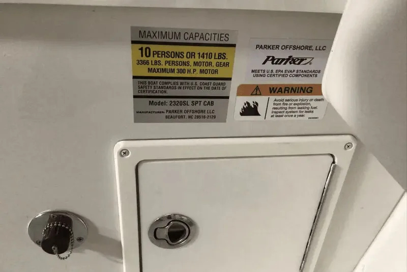 Slide: The Image of Parker Marine 2320 SL Sport Cabin 2021 - 35